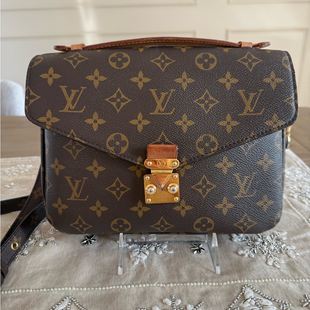 Louis Vuitton Pochette Metis Crossbody Bag